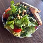 Kleiner Salatteller mit Brot (4,1,3)