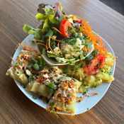 Vegane Maultaschen mit Röstzwiebeln und Salat (G,C,1,A1,C)