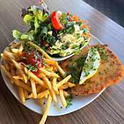 Paniertes Schweineschnitzel mit Pommes und gemischtem Salat (A1,C,6)