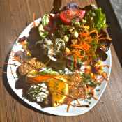 Schweizer Gemüsepuffer mit Quarkdip und gemischtem Salat (A4,C,G)