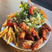 Chicken Wings (pikant) mit Pommes und kleinem Salat (A1-3,C,G,1,3)