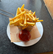 Schale Pommes mit Ketchup! (1,I)